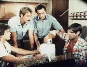 Dooley (Ken Olandt, li.) hat auf der Trabrennbahn wertvolles Pferdesperma gestohlen und es auf der Dooley (Ken Olandt, li.) hat auf der Trabrennbahn wertvolles Pferdesperma gestohlen und es auf der