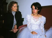 Staatsanw&auml;ltin Susanne Clausen (Brigitte Beyeler, l.) mu&szlig;te Ilona (Mareike Fell) eine schreckliche Nachricht &uuml;berbringen: Ihr Verlobter wurde vergiftet und ist eines qualvollen Todes gestorben.