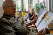 Erich Noack (Christian Grashof) und Liese Noack (Petra Kelling) daheim im Gespr&auml;ch