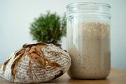 Ein Brot und das Anstellgut, aus dem der Sauerteig hergestellt wird.
