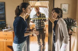 Katharina (Henriette Richter-R&ouml;hl, li.) und ihre Mutter Johanna (Thekla Carola Wied) streiten dar&uuml;ber, was der Schreiner Mike (Jochen Matschke) umbauen soll.