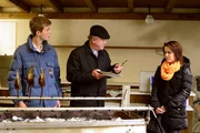 Kathi ist beim Grillen der Fische ein kleines Missgeschick passiert. Von links: Patrick Westenrieder (Lucas Bauer), Pfarrer Kurz (Hans Stadlbauer) und Katharina Benninger (Carina Dengler).