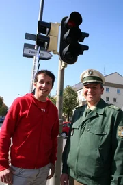 Willi und Martin Cornils, Leiter der Jugendverkehrsschule M&uuml;nchen, der ihm Einiges &uuml;ber Sicherheit im Stra&szlig;enverkehr erz&auml;hlen kann.
