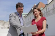 Leopold Altenburg mit Kathrin Unterreiner auf Spurensuche vor der Hofburg in ServusTV's "Heimatleuchten - Der Kaiser und die Erotik der Mehlspeise" in Wien, Oesterreich.