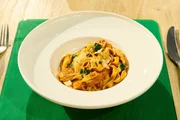 Leibgericht: Tagliatelle mit Tomatensauce, Basilikum-&Ouml;l und Parmesan-Crunch von Marcel H&ouml;flich