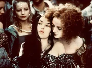 K&ouml;nigin Margot (Isabelle Adjani, vorne links) erkundigt sich auf der Hochzeitsfeier bei ihrer Vertrauten Henriette de Nevers  (Dominique Blanc, vorne rechts) nach attraktiven J&uuml;nglingen.