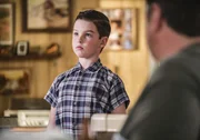 "Young Sheldon", "Das Traumergebnis, der Probelauf und die Feuerwehr." Sheldon hat beim Voraufnahmetest f&uuml;rs College 100% erreicht. Es sind sogar schon Angebote f&uuml;r Colleges eingegangen. Doch Mary findet, dass ihr kleiner 'Shelly' noch viel zu jung daf&uuml;r ist. Aber Sheldon ist von der Idee aufs College zu gehen und seinen Geist zu bilden, ganz begeistert. Also wird ein Probewohnen bei Dr. Sturgis am Campus der Universit&auml;t vereinbart. Mary vermisst ihren Sohn furchtbar! Im Bild (v.li.): Iain Armitage (Sheldon Cooper), Lance Barber (George Cooper Sr.).