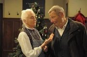 Alois hat f&uuml;r Theres ein Ersatz-Christuskind besorgt. Von links: Theresa Brunner (Ursula Erber) und Alois Preissinger (Erich Hallhuber).