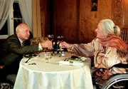 Sp&auml;tes Gl&uuml;ck: Pl&ouml;tz (Heinz Gerhard L&uuml;ck) und seine Flamme Ilse (Gudrun Okras) beim romantischen Dinner for two.