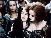 K&ouml;nigin Margot (Isabelle Adjani, vorne links) erkundigt sich auf der Hochzeitsfeier bei ihrer Vertrauten Henriette de Nevers (Dominique Blanc, vorne rechts) nach attraktiven J&uuml;nglingen.