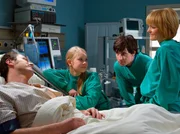 Schlie&szlig;lich ist es Angelina (Miriam Martin, 2.v.li.) die ihren Vater Paul (Peter Knaack, li.), ihre Mutter Tina Lahm (Julia Blankenburg) und deren Freund Dominik (Romas Rossa) davon &uuml;berzeugt, dass sie alle vier zusammen ein gutes Team sind. Vor allem Paul Lahm muss begreifen, dass er Liebe abgeben muss, um Angelina nicht zu verlieren.