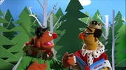 Ernie (l.) als Rumpelstilzchen, Bert (r.) als Prinzessin