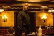 The Equalizer - Der ehemalige CIA-Agent Robert McCall ist untergetaucht und arbeitet seither als Abteilungsleiter in einem Baumarkt in Boston. In seinem Stammlokal lernt er die junge Alina kennen, die als Prostituierte unter dem Namen Teri arbeitet. Wenig sp&auml;ter landet diese schwer verletzt im Krankenhaus. Ihr Zuh&auml;lter Slavi hat sie &uuml;bel zugerichtet. McCall macht kurzen Prozess. Die russische Mafia reagiert prompt und setzt den eiskalten Killer Teddy auf ihn an. - Im Bild: Denzel Washington (Robert 'Bob' McCall). Foto: ORF/Sony Pictures/Scott Garfield. Ver&ouml;ffentlichung honorarfrei nur f&uuml;r redaktionelle Berichterstattung in Sendungszusammenhang und mit Copyrightangabe. Kontakt: foto@orf.at