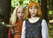 "Wickie und die starken M&auml;nner": Wickie (Jonas H&auml;mmerle, r.) und Yivi (Mercedes Jadea Diaz, l.) stehen bei Tag im Wald und blicken mit aufgerissenen Augen und ge&ouml;ffnetem Mund in dieselbe Richtung.