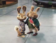 "Hop - Osterhase oder Superstar", Auf der Osterinsel werden eifrig S&uuml;&szlig;igkeiten produziert, die dann in aller Welt f&uuml;r die Kinder versteckt werden. Dem alten Osterhasen wird die Aufgabe allm&auml;hlich zu schwer. Er beschlie&szlig;t daher, sein Amt an seinen Sohn E.B. zu &uuml;bergeben. Dieser hat allerdings ganz andere Pl&auml;ne. Als leidenschaftlicher Drummer tr&auml;umt er von einer Karriere als Musiker. Um der Amts&uuml;bergabe zu entkommen, fl&uuml;chtet er daher nach Los Angeles, wo er Familie O'Hare &uuml;berraschend vor den Wagen h&uuml;pft.  SENDUNG: ORF eins - MO - 22.04.2019 - 10:50 UHR. - Veroeffentlichung fuer Pressezwecke honorarfrei ausschliesslich im Zusammenhang mit oben genannter Sendung oder Veranstaltung des ORF bei Urhebernennung.