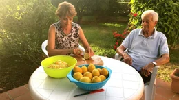 Dora Morcati vom Agriturismo Limoneto bei Siracusa mit ihrem Vater. Dora Morcati vom Agriturismo Limoneto bei Siracusa mit ihrem Vater.