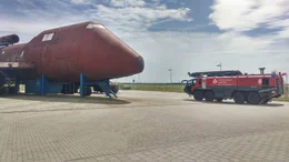 Die Feuerwehr des Flughafens Halle-Leipzig trainiert auf dem &Uuml;bungsplatz stets realistische Eins&auml;tze mittels besonderer Technik. Das Feuerwehrfahrzeug "Panther" (Foto r.) verf&uuml;gt unter anderem &uuml;ber einen Wasserwerfer, der eine Reichweite von bis zu 90 Metern misst, sodass ein Brand eines Flugzeugs auch im Ernstfall schnell gel&ouml;scht w&auml;re.