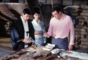 Tiger Tanaka (Tetsuro Tamba, l.), Suki (Akiko Wakabayashi), James Bond (Sean Connery); Tiger Tanaka (Tetsur_ Tamba, l.), Suki (Akiko Wakabayashi), James Bond (Sean Connery)