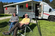 Petra (l.) und R&uuml;diger (r.) Erbsl&ouml;h vor ihrem Wohnmobil auf dem Campingplatz River Camping Bled direkt am Bleder See.