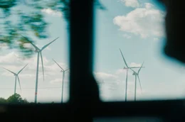 Hendrik Holt verkaufte Energiekonzernen europaweit das Versprechen, in Deutschland gro&szlig;e Windkraftprojekte realisieren zu k&ouml;nnen &ndash; selbst dort, wo Widerstand von Bev&ouml;lkerung und Kommunen herrscht.
