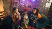Malin (Ida Carlo, li.), Piet (Noah Lusander) und Taara (Josefine Maxima, re.) &uuml;berlegen im HQ, wer den Wasserschaden verursacht haben k&ouml;nnte.