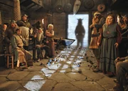 Im Wikingerdorf Flake werden alle Kinder vermisst. W&auml;hrend die Bewohner und Bewohnerinnen (Komparsen) &uuml;ber das Verschwinden r&auml;tseln, taucht Wickie (Jonas H&auml;mmerle, M.) auf, der verschont bleib und von dem &Uuml;berfall berichtet. Daraufhin machen sich Halvar von Flake (Waldemar Kobus, 2.v.l.) und sein Gefolge auf die Suche nach den Kindern.