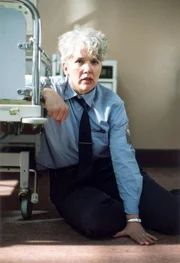 Schnoor (Uta Prelle) versucht Kalle zu &uuml;berreden, sich zu stellen.