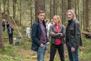 Bezirksinspektor Simon Steiniger (Michael Steinocher, l.), Gruppeninspektorin Penny Lanz (Lilian Klebow, M.) und Major Carl Ribarski (Stefan J&uuml;rgens, r.) r&auml;tseln &uuml;ber den Tathergang im Wald.
