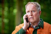 Stefan (Harald Krassnitzer) erh&auml;lt beim Arbeiten im Wald die Nachricht von Sabines Schlaganfall.