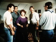 Melissa (Fionnula Flanagan) zeigt sich emp&ouml;rt &uuml;ber Byron Monks (Jonathan Perpich, li.) verhalten. F&uuml;r das Riptide-Trio Nick (Joe Penny), Cody (Perry King, 2.v.re.) und Murray (Thom Bray, re.) wird Byron dadurch zum Tatverd&auml;chtigen.