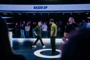 Parshad Esmaeili tritt in "Neo Match up" gegen Comedian &Ouml;zcan Co?ar (l.) an. Die beiden m&uuml;ssen den vorgestellten Protagonisten und Protagonistinnen die vorgegebenen Berufe zuordnen.