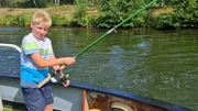 Friedrich beim Angeln auf dem Schlepper.