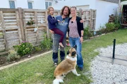 v.l. Bentai Trawinski mit Tochter Marla und Ehefrau Sofie Trawinski und Familienhund.