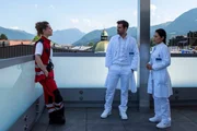 Auf der Dachterrasse der Klinik unterhalten sich Elli Kempfer (Klara Deutschmann, l.), Dr. Jasper Graf (Lucas Reiber, M.), Frau Dr. Mai Trang (Mai Duong Kieu, r.).