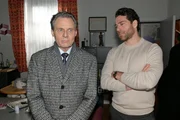 Carlos (Patrick Fernandez, r.) geht auf das intrigante Angebot von Gerner (Wolfgang Bahro) nicht ein.