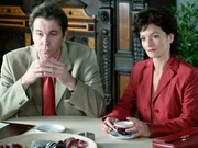 Andrea (Katharina Stemberger), unterst&uuml;tzt von ihrem Ehemann Georg (Stefan Fleming), fechtet das Testament ihres Vaters an.