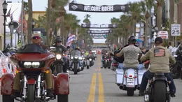 W&auml;hrend der j&auml;hrlichen "Biker Week" verwandelt sich Daytona Beach in ein Mekka f&uuml;r Biker aus aller Welt.