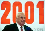 Mit der Wahl von Ariel Sharon als Ministerpr&auml;sident im Jahr 2001 kommen die diplomatischen Beziehungen zu den Pal&auml;stinensern vollends zum Erliegen.