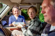 Iryna (Irina Potapenko, li.) gibt Sabine (Ann-Kathrin Kramer) und Stefan (Harald Krassnitzer) besonderen Proviant f&uuml;r die Wanderung mit.