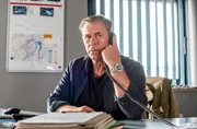 Finn (Sven Martinek) telefoniert mit der Spurensicherung.