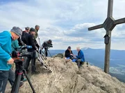 Das Drehteam des Gipfeltreffens mit Werner Schmidbauer (rechts) und Lucki Maurer (2. von rechts) auf dem Osser im Bayerischen Wald.
