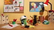 Wisch und Mop spielen auf dem Basteltisch.