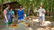 Carmen, Dieter, Pascal und Manuel machen einen Familienausflug. Sie wollen Pit Pat spielen, eine Kombination aus Billard und Minigolf.