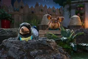 Maulwurf Grete (Viviane Podlich) und Hase Otto (Benno Lehmann) k&ouml;nnen nicht schlafen. St&auml;ndig wird auf dem Hof L&auml;rm gemacht!