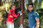 v.l. Gartenbloggerin Uta Gr&uuml;nwald (l) und Gartenbaumeister Mehmet G&uuml;renc stutzen einen Nadelbaum.