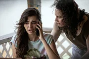 Daniela (Haleigh Hekking, l.) erf&auml;hrt am Telefon, dass ihr Vater noch lebt. Carrie (Heather Seiffert, r.) h&ouml;rt gespannt zu.