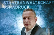 Der zust&auml;ndige Dezernent der Staatsanwaltschaft Osnabr&uuml;ck, Dr. Nils Leimbrock, ermittelt etwa drei Jahre gegen Hendrik Holt und entdeckt hinter zun&auml;chst einer einzigen gef&auml;lschten Urkunde einen gigantischen Betrug.