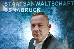 Der zust&auml;ndige Dezernent der Staatsanwaltschaft Osnabr&uuml;ck, Dr. Nils Leimbrock, ermittelt etwa drei Jahre gegen Hendrik Holt und entdeckt hinter zun&auml;chst einer einzigen gef&auml;lschten Urkunde einen gigantischen Betrug.