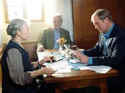 Thomas (Harald Krassnitzer, re.) erh&auml;lt abschl&auml;gige Bescheide zu seinen Stellengesuchen (Christine Ostermayer, Wolfgang H&uuml;bsch).