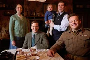 v.l.n.r. Mrs. Hall (Anna Madeley), James Herriot (Nicholas Ralph), Edward Hall (Conor Deane) und Tristan Farnon (Callum Woodhouse).